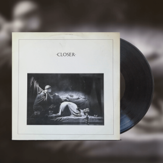 Okładka płyty winylowej artysty Joy Division o tytule Closer